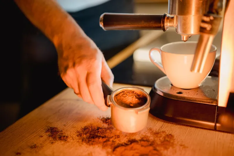 Tu cocina, tu cafetería: técnicas de barista para preparar café gourmet sin salir de casa